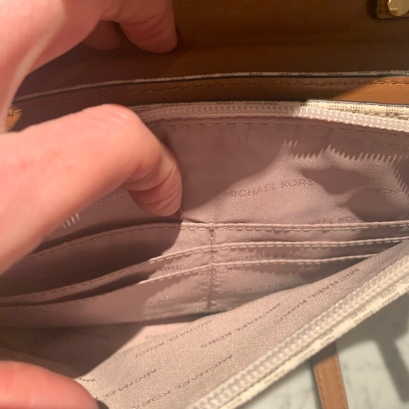 πMICHAEL KORS CROSSBODY HANDBAGπNWOT EXCELLENT CONDITION! NEVER USED! - Picture 6 of 13